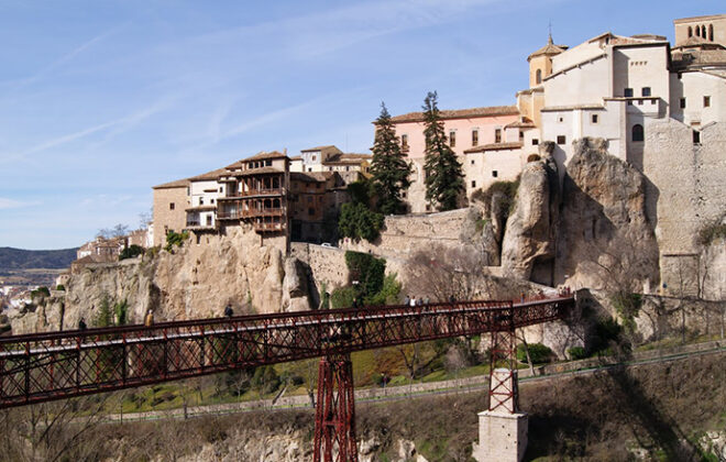 Vista puente y casa colgadas