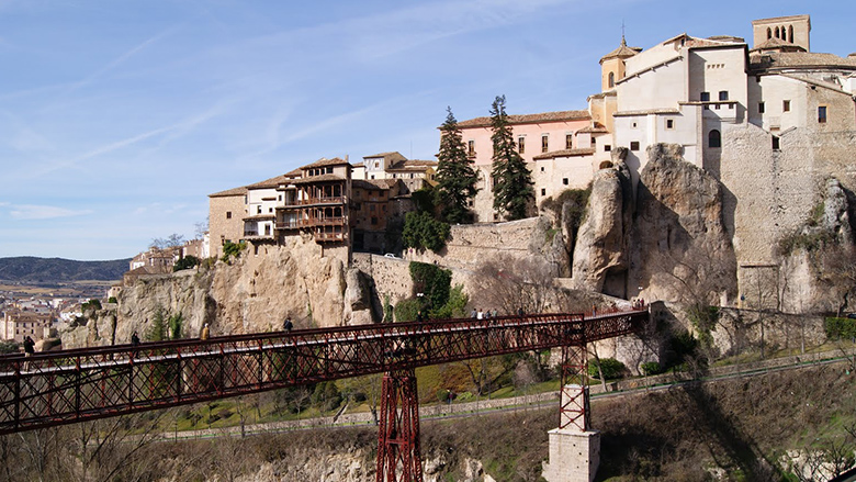 Vista puente y casa colgadas